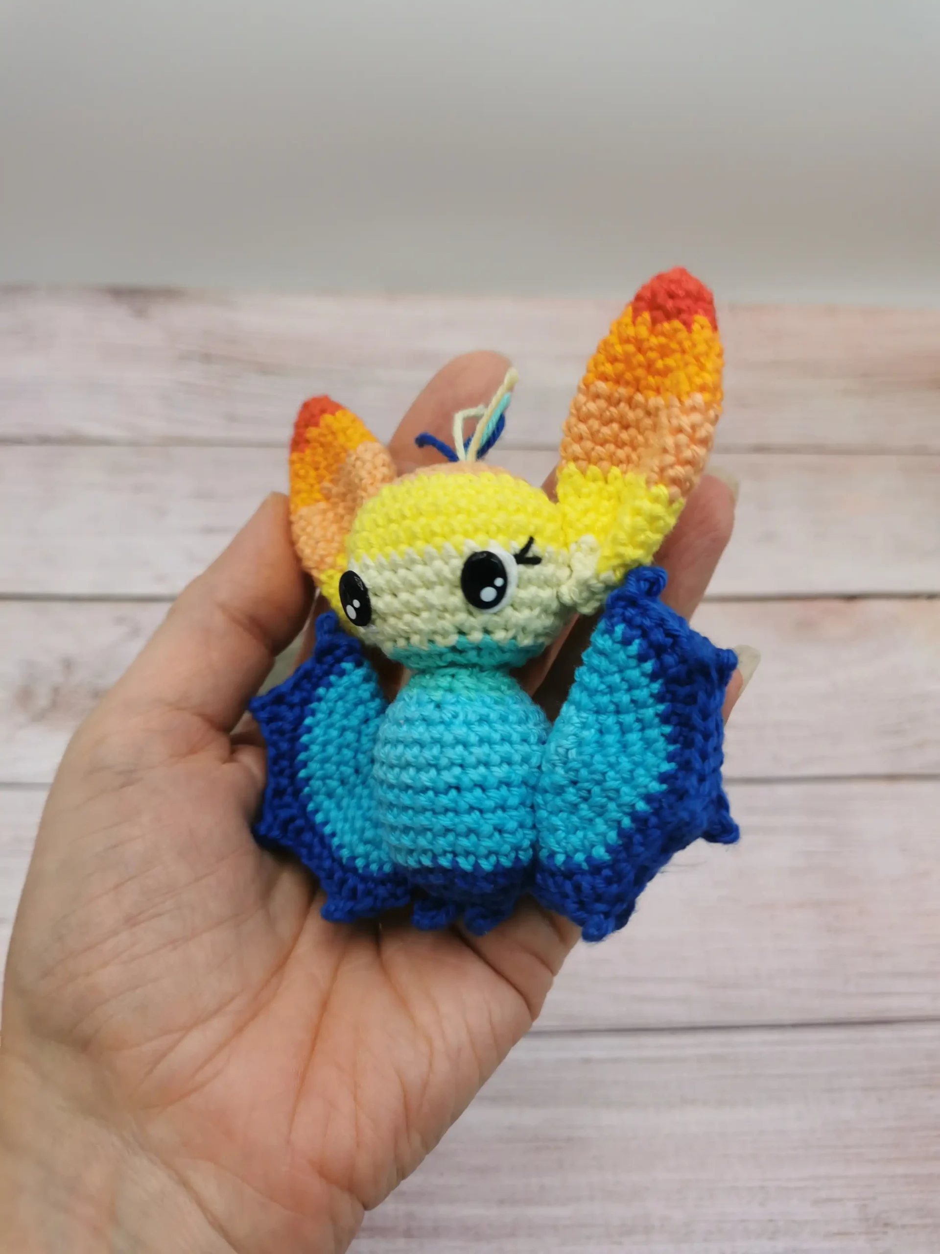 Chauve-souris en porte-clés amigurumi kawaii, conçu à la main au crochet par La Mu's heure