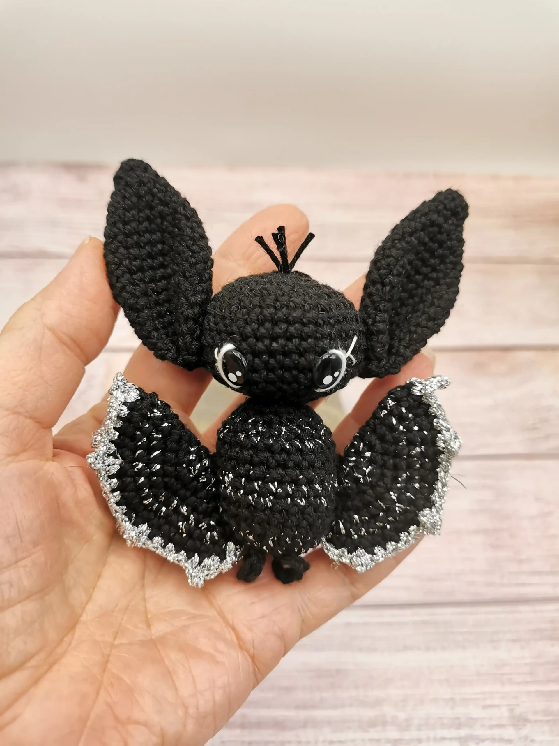 Chauve-souris en porte-clés amigurumi kawaii, conçu à la main au crochet par La Mu's heure