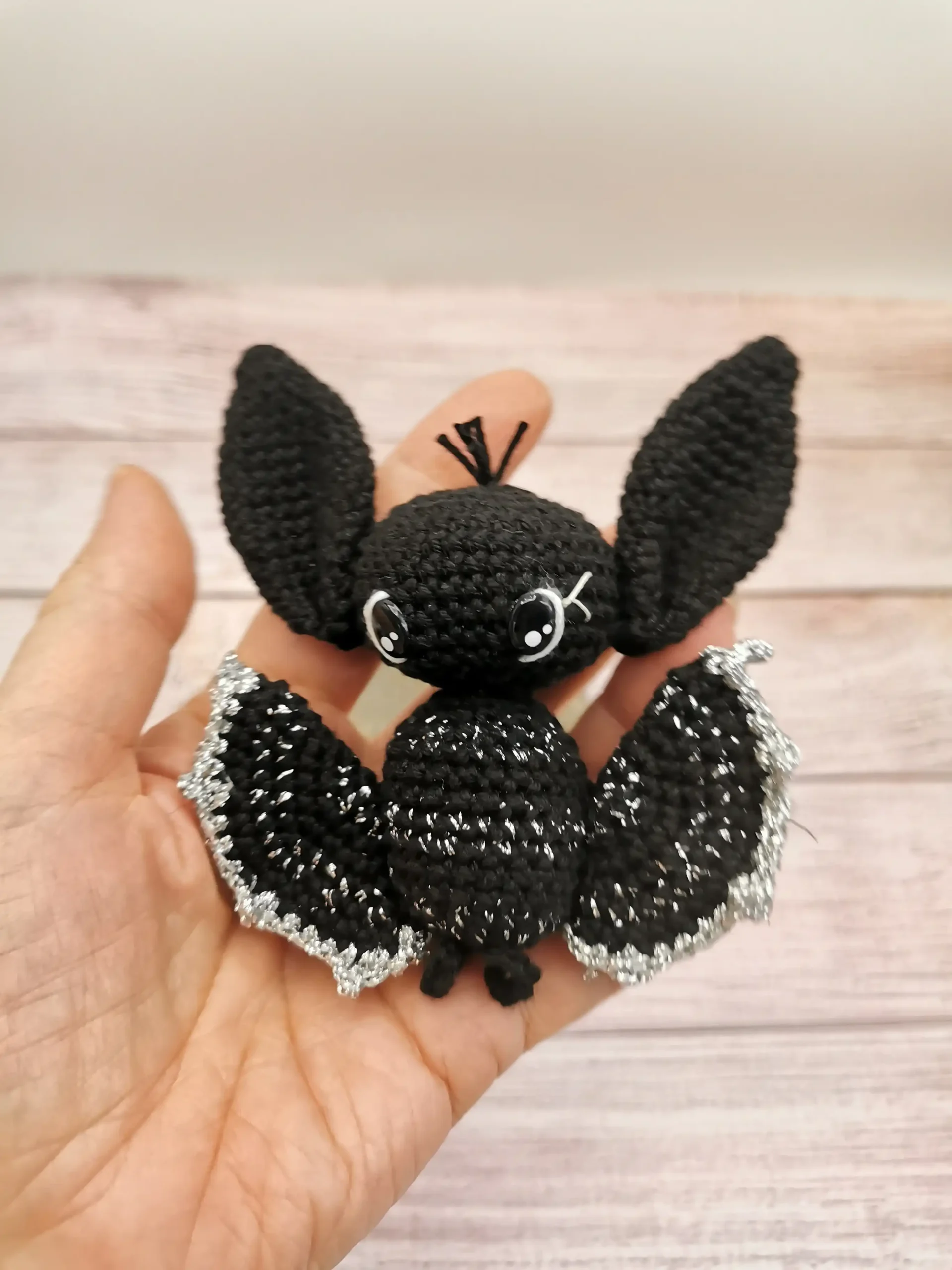 Chauve-souris en porte-clés amigurumi kawaii, conçu à la main au crochet par La Mu's heure
