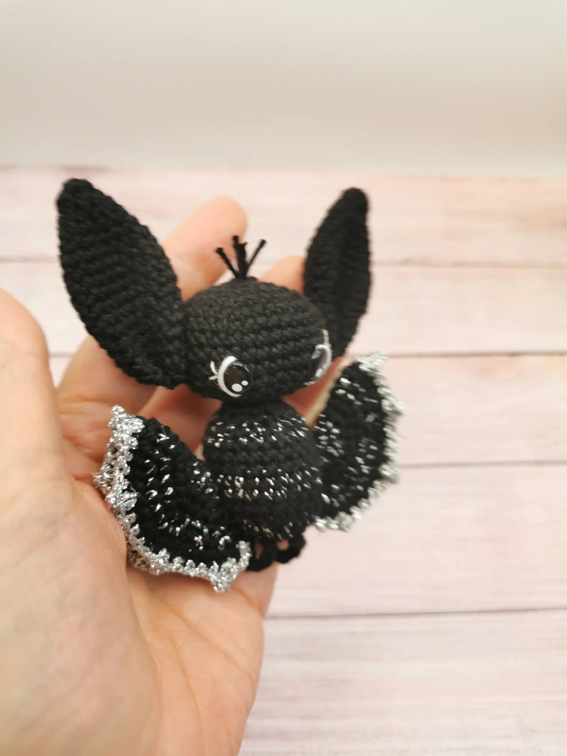 Chauve-souris en porte-clés amigurumi kawaii, conçu à la main au crochet par La Mu's heure
