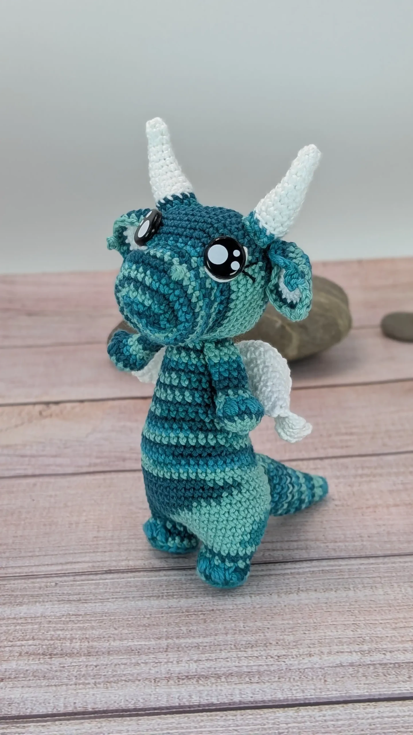Grand dragon amigurumi fait main au crochet par La Mu's Heure