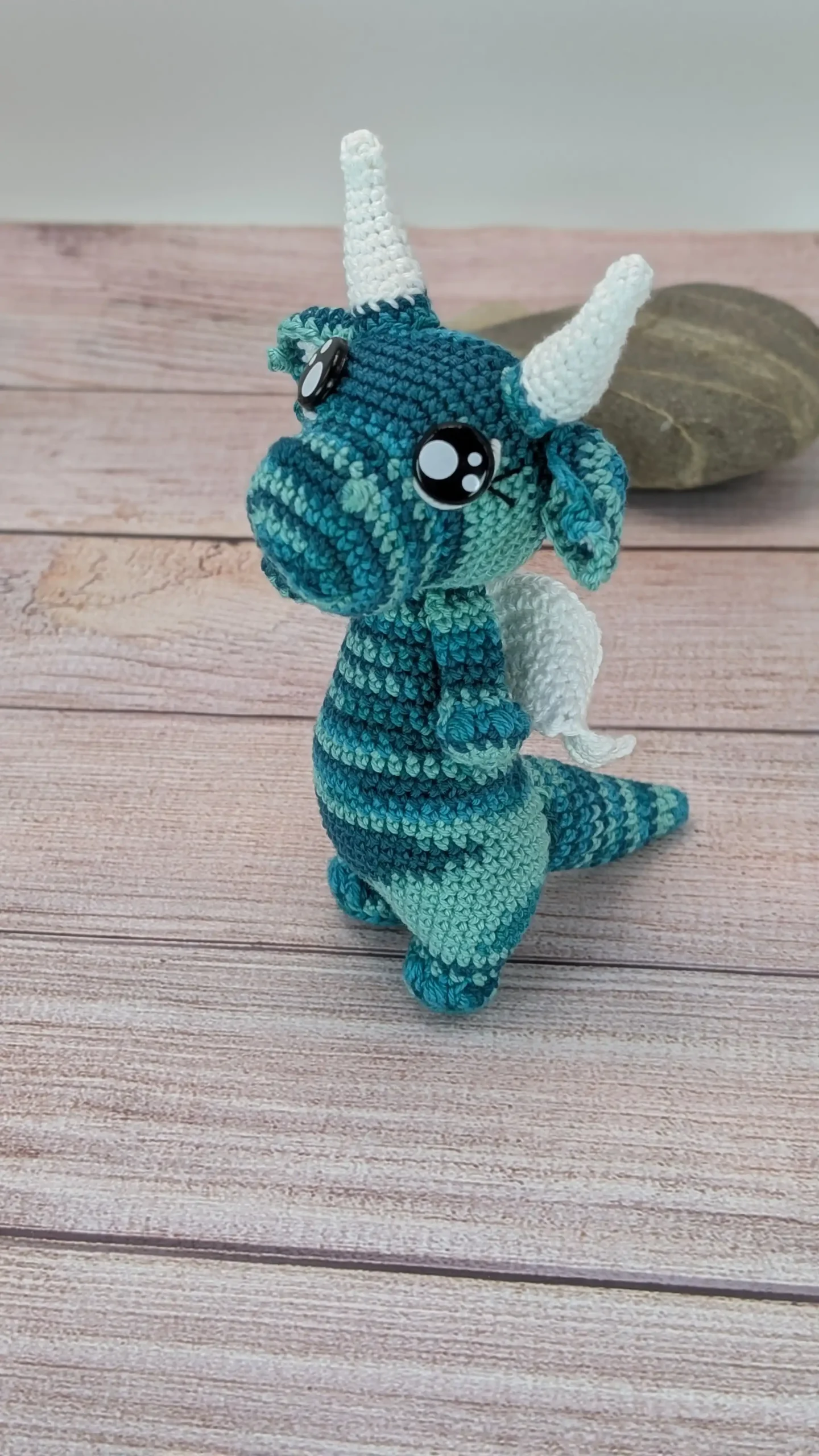 Grand dragon amigurumi fait main au crochet par La Mu's Heure