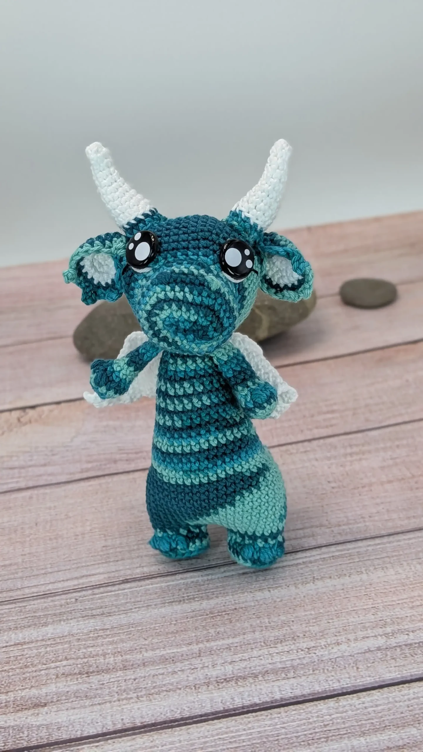 Grand dragon amigurumi fait main au crochet par La Mu's Heure