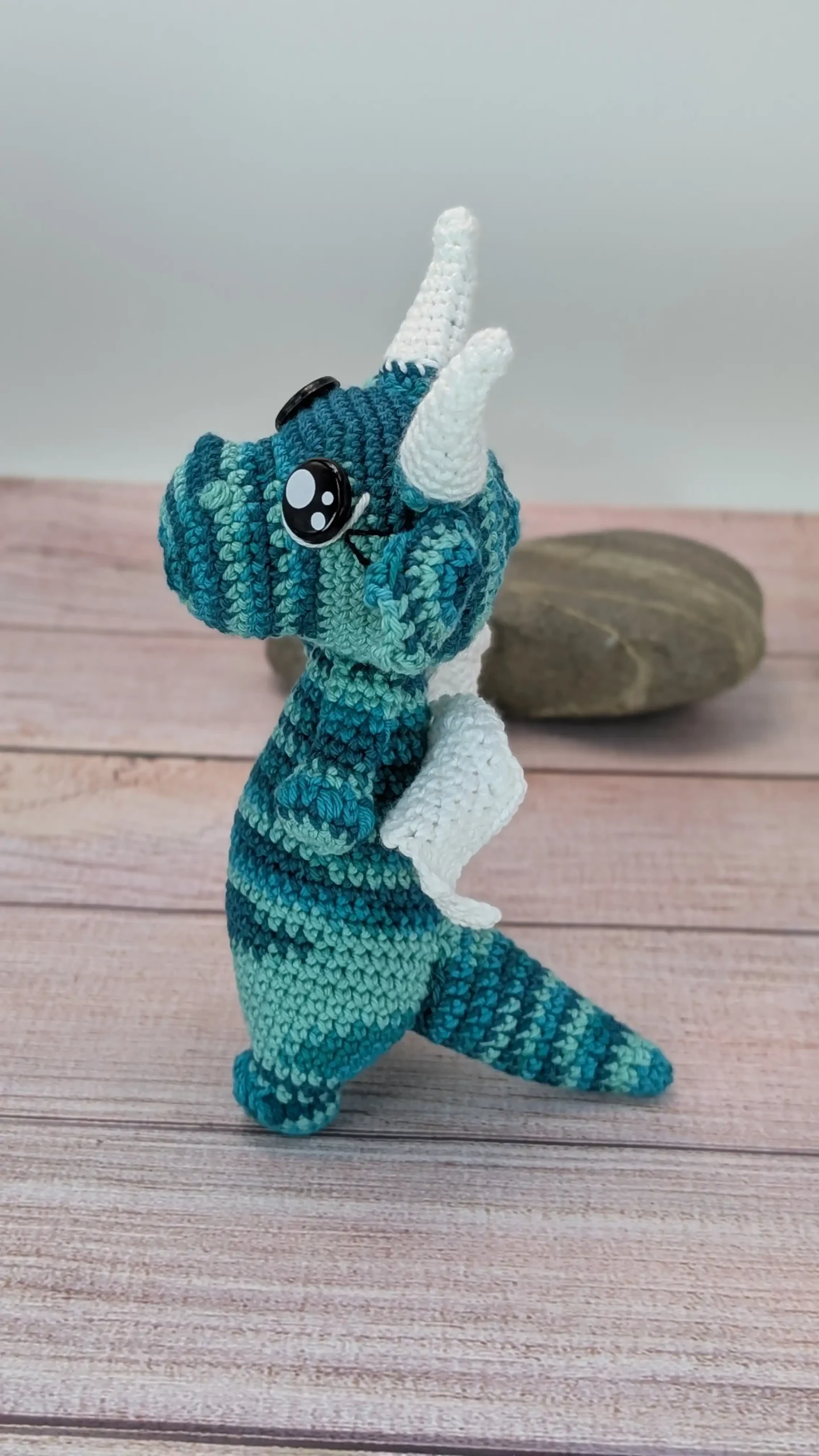 Grand dragon amigurumi fait main au crochet par La Mu's Heure