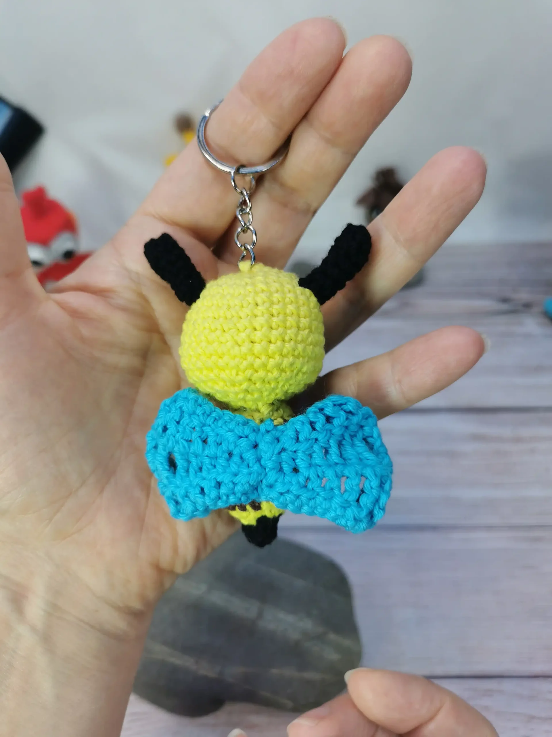 Abeille porte-clef amigurumi fait main au crochet par La Mu's Heure