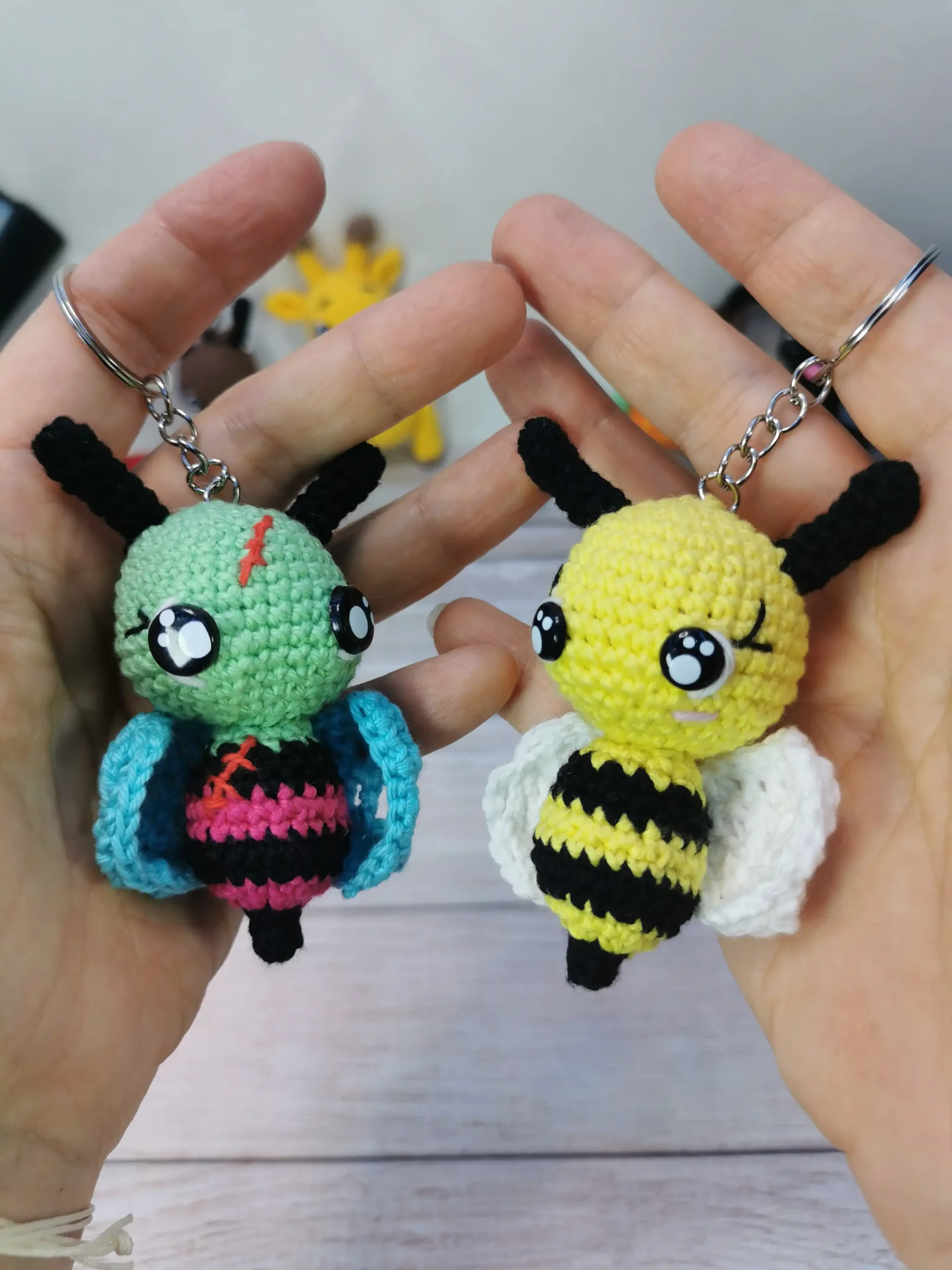 Abeille porte-clef amigurumi fait main au crochet par La Mu's Heure