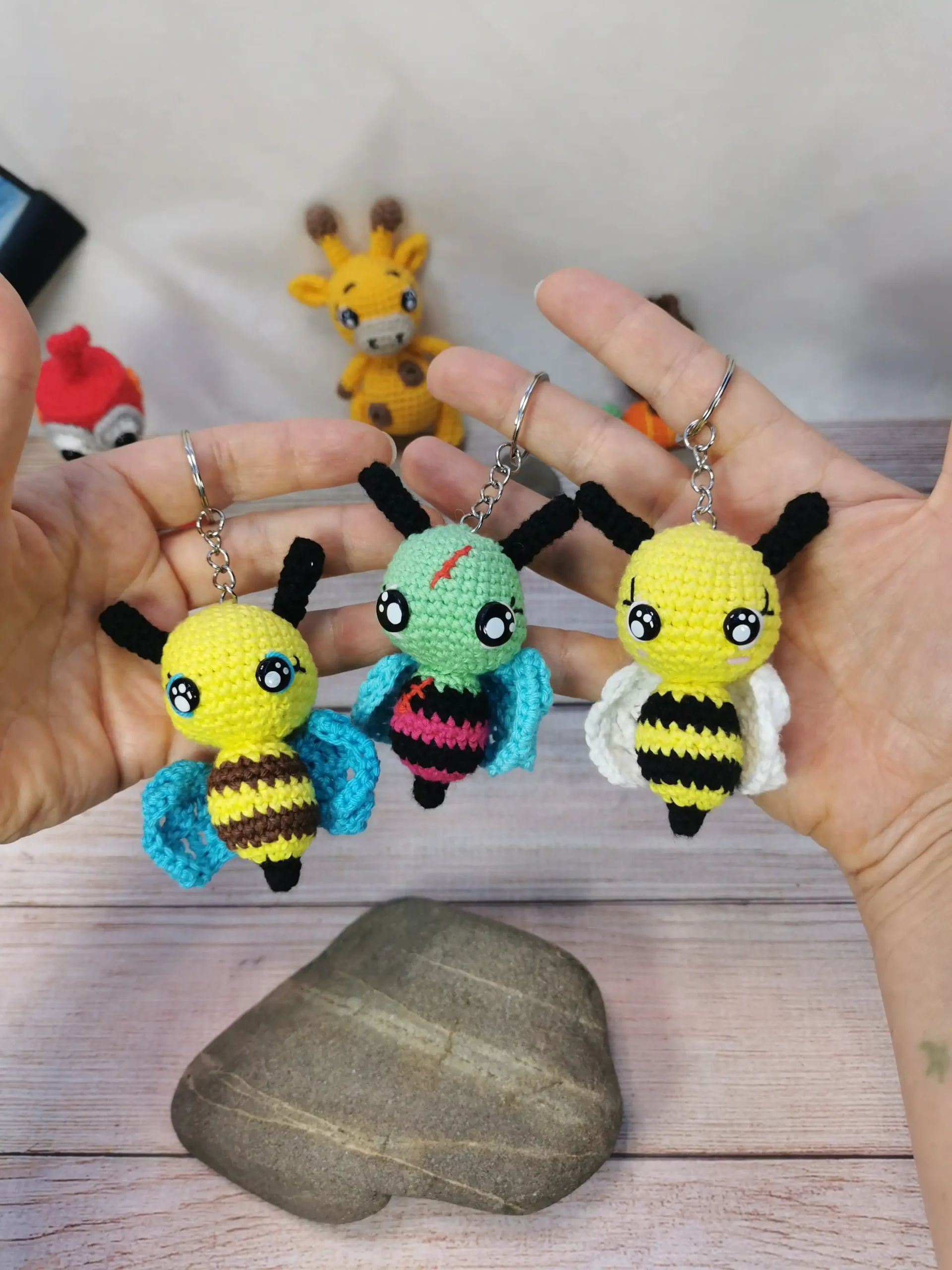 Abeille porte-clef amigurumi fait main au crochet par La Mu's Heure