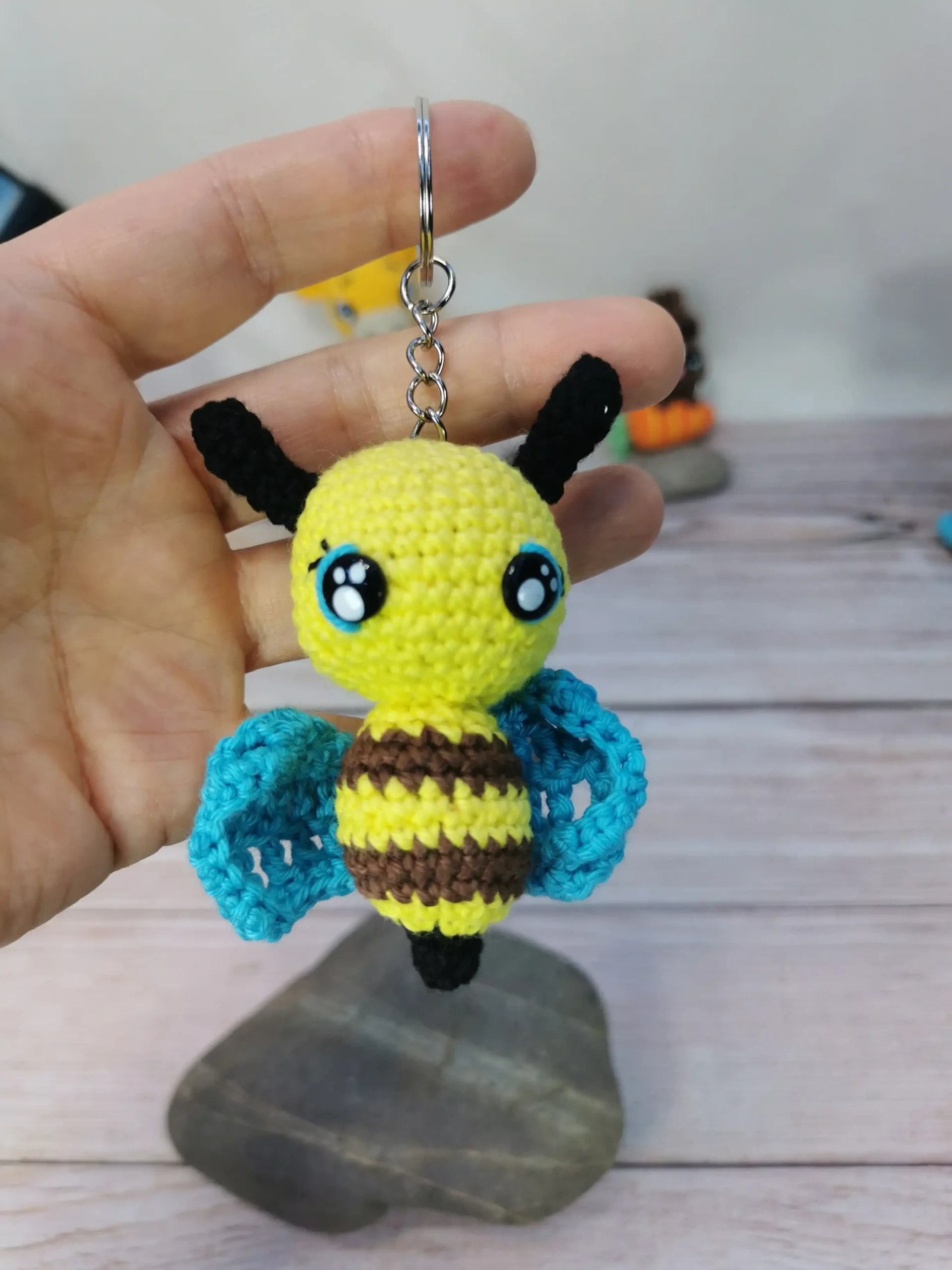Abeille porte-clef amigurumi fait main au crochet par La Mu's Heure