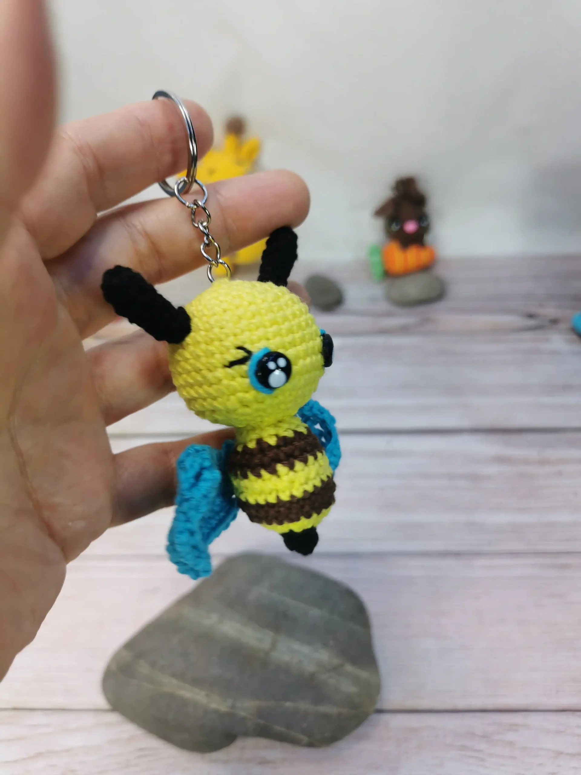 Abeille porte-clef amigurumi fait main au crochet par La Mu's Heure
