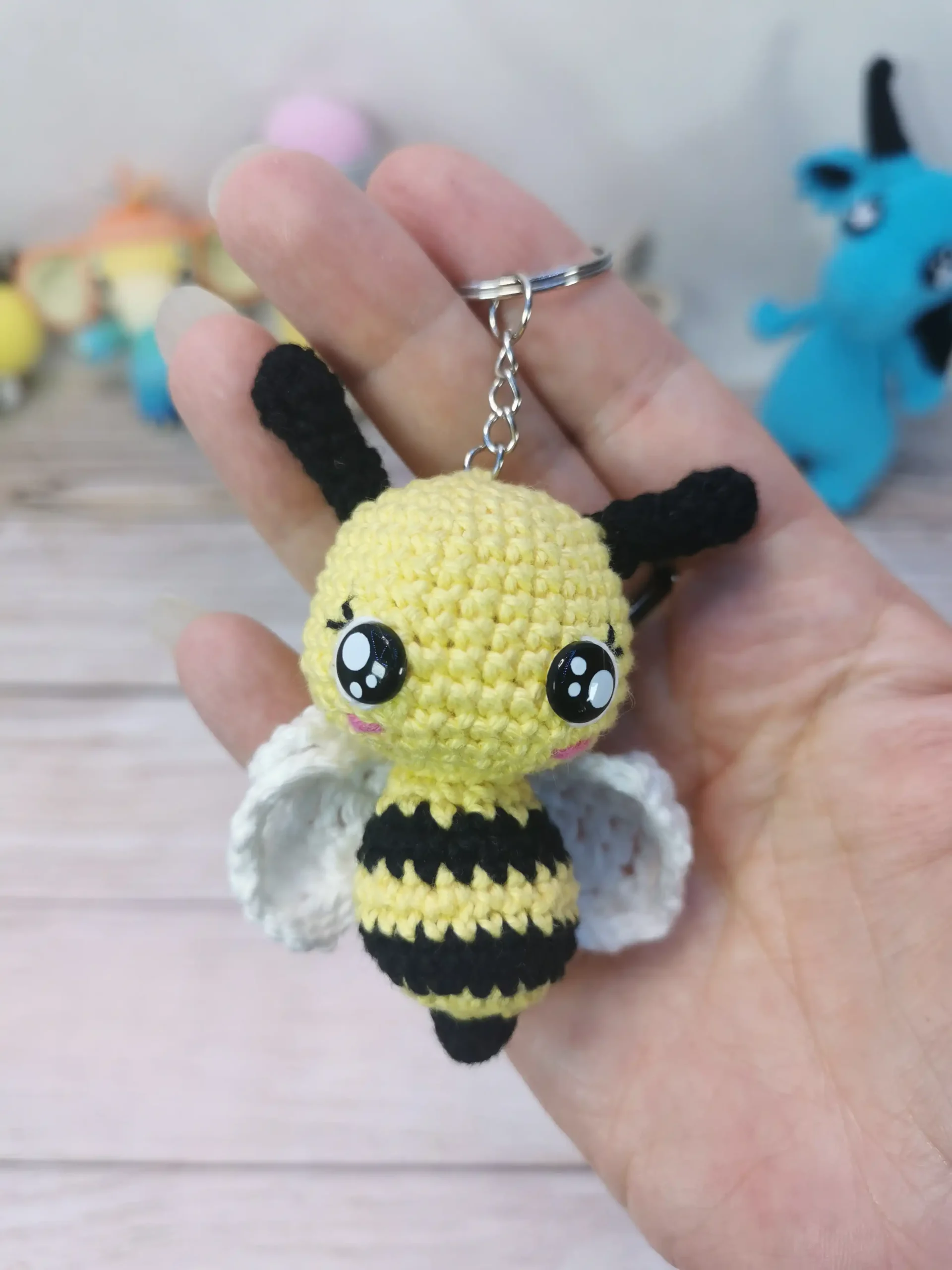 Abeille porte-clef amigurumi fait main au crochet par La Mu's Heure