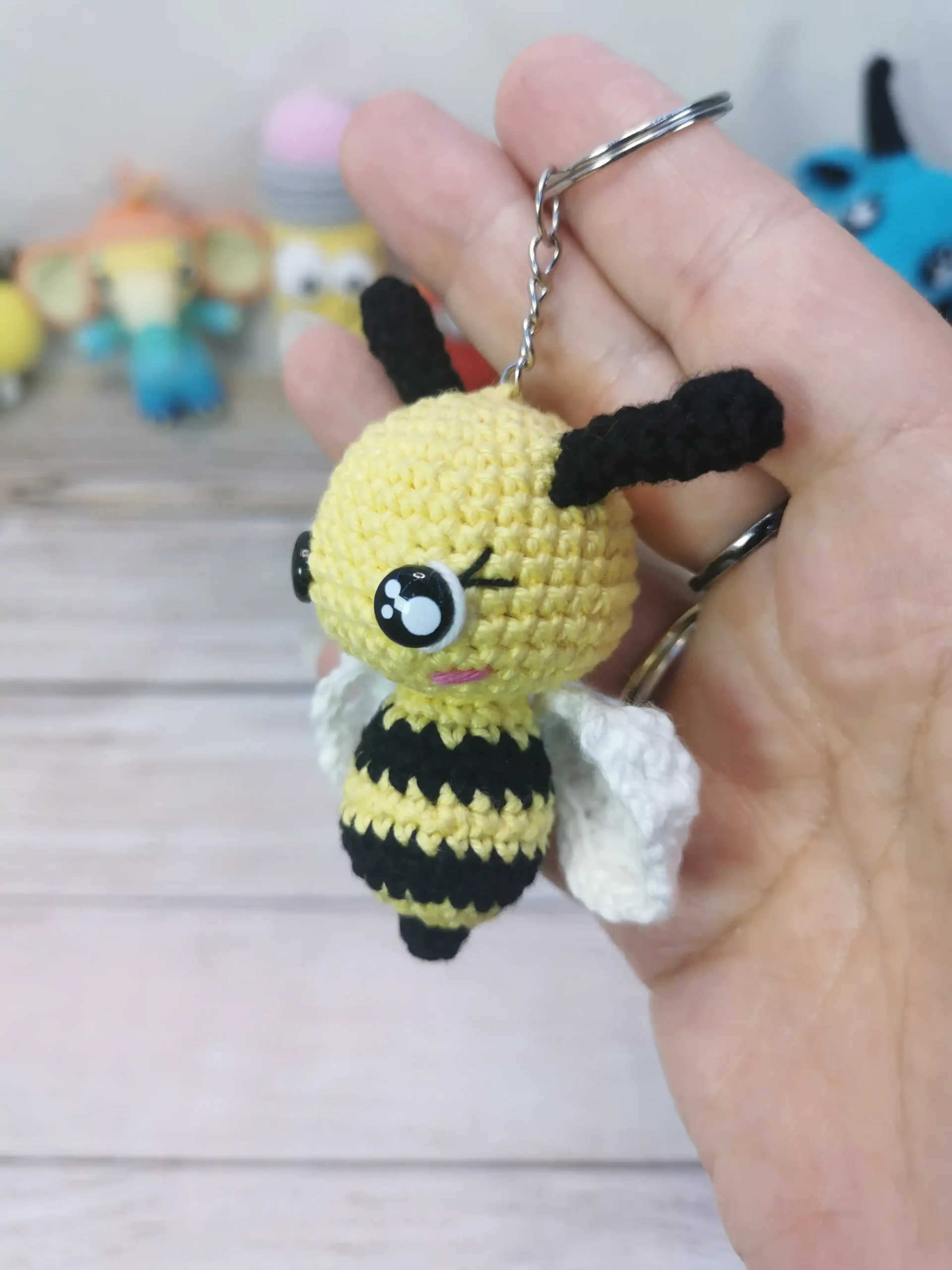 Abeille porte-clef amigurumi fait main au crochet par La Mu's Heure