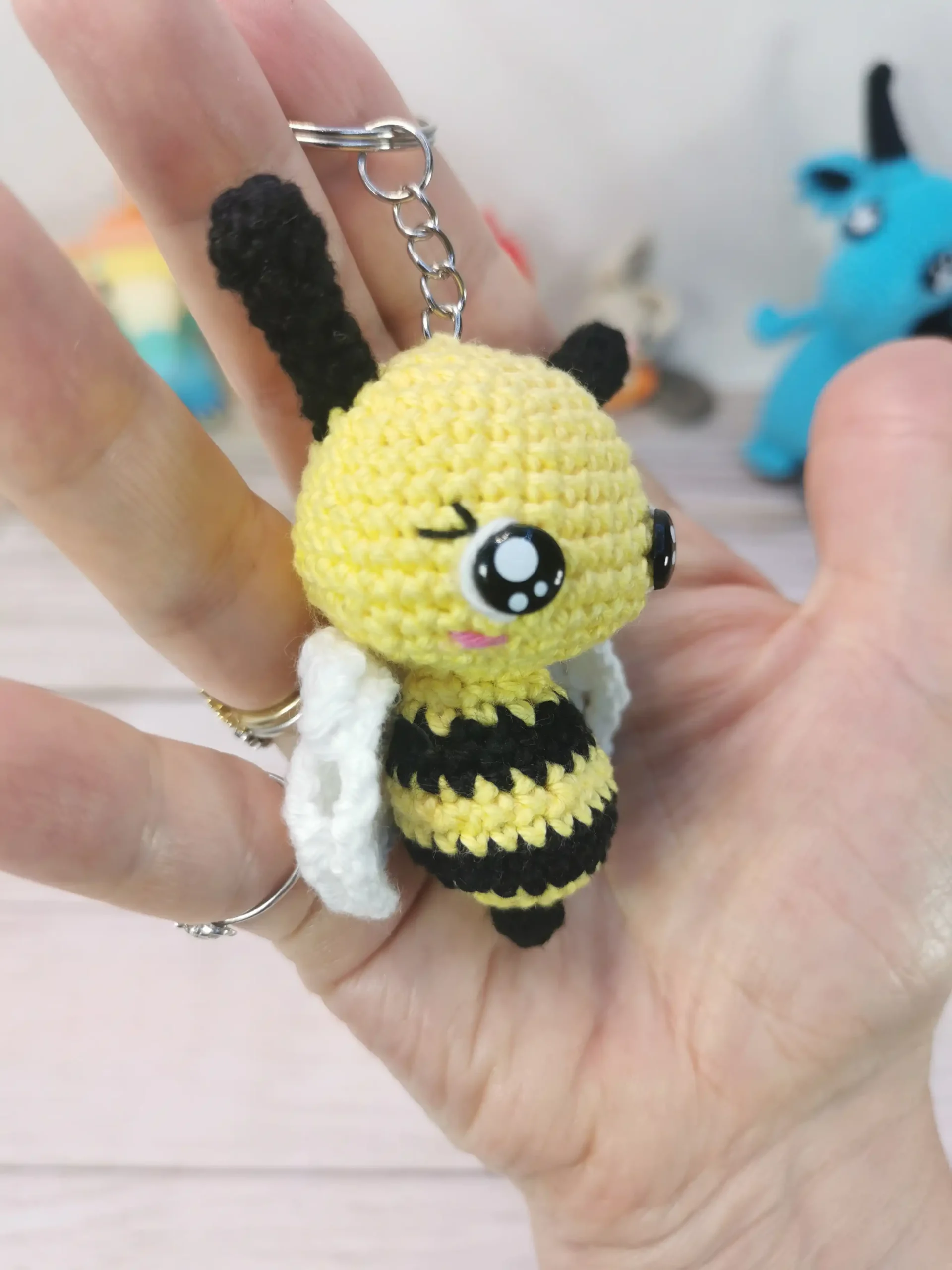 Abeille porte-clef amigurumi fait main au crochet par La Mu's Heure