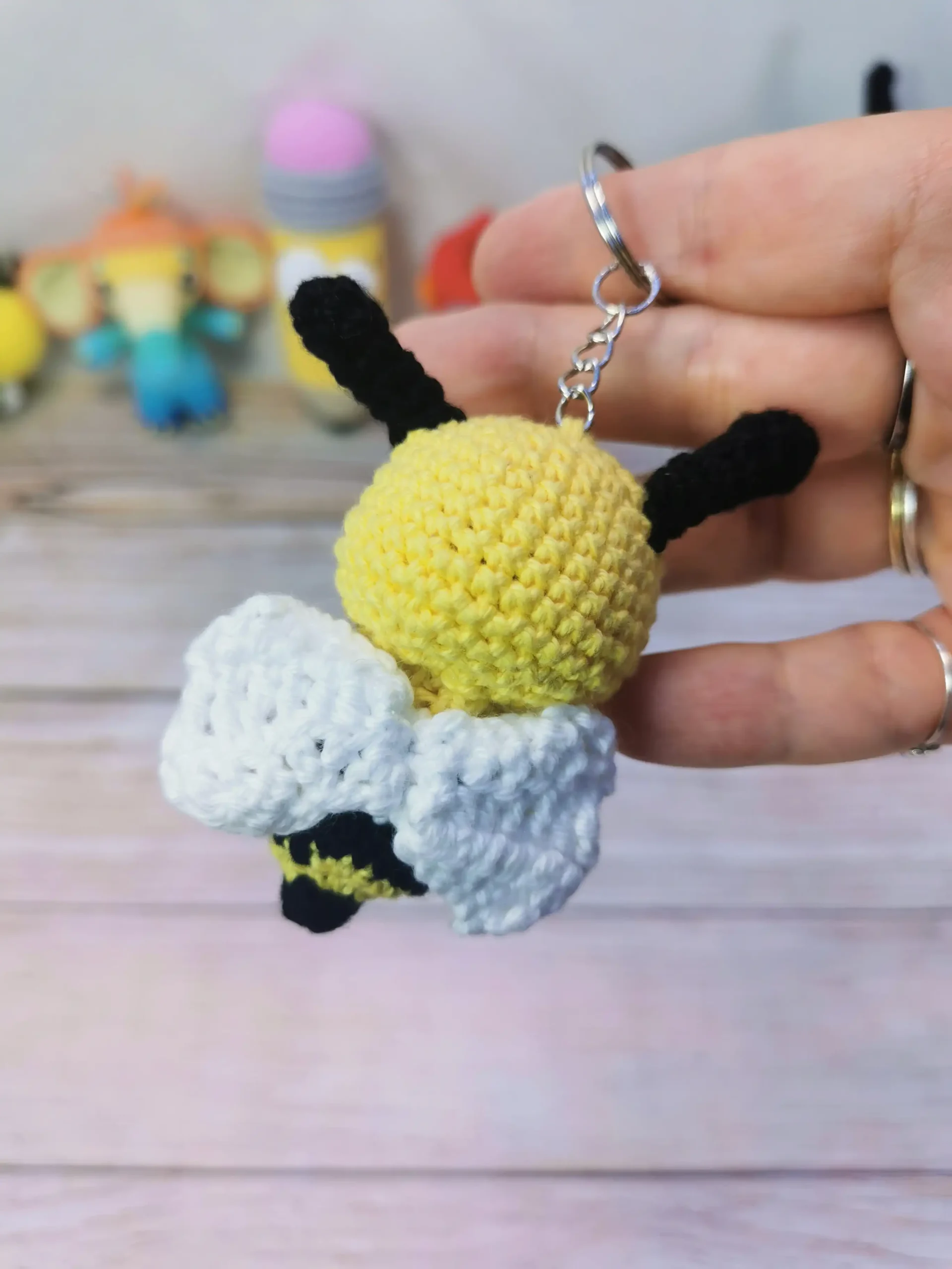 Abeille porte-clef amigurumi fait main au crochet par La Mu's Heure
