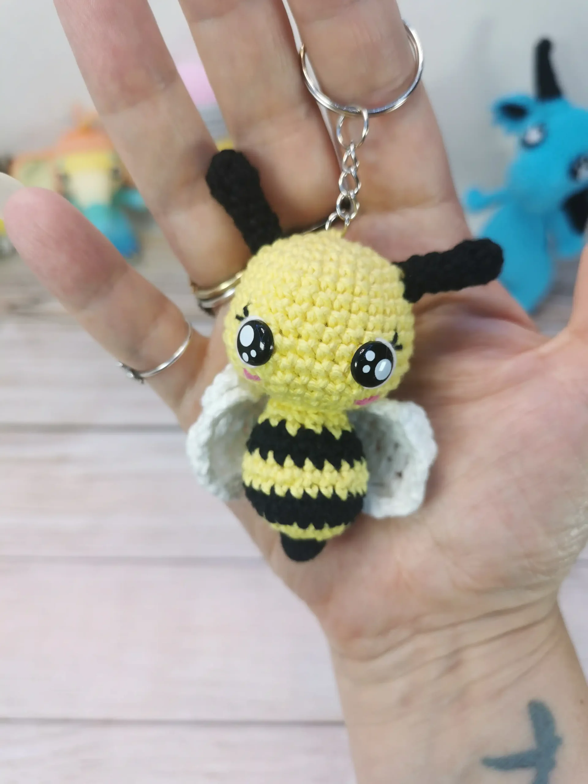 Abeille porte-clef amigurumi fait main au crochet par La Mu's Heure