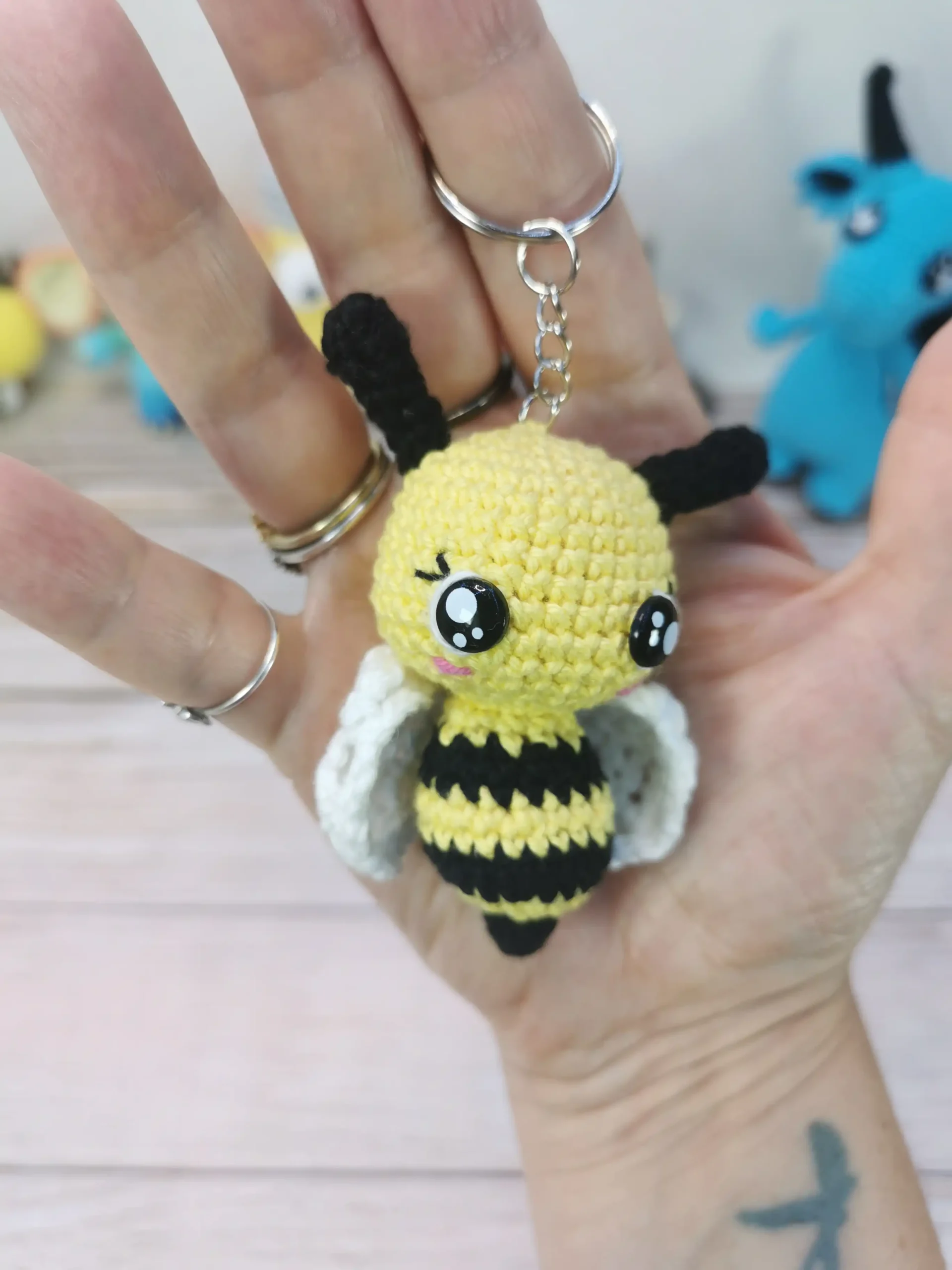 Abeille porte-clef amigurumi fait main au crochet par La Mu's Heure