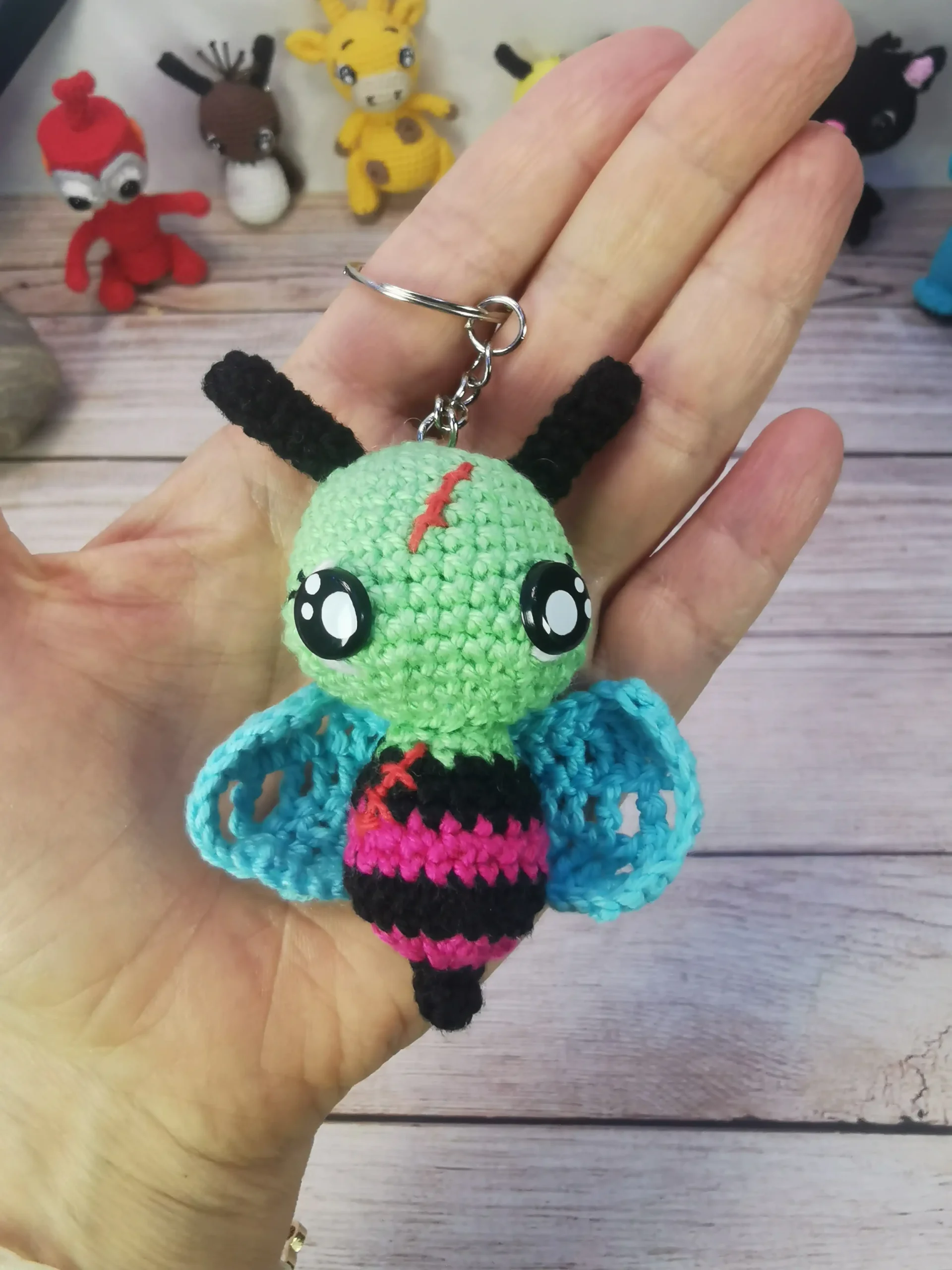 Abeille porte-clef amigurumi fait main au crochet par La Mu's Heure