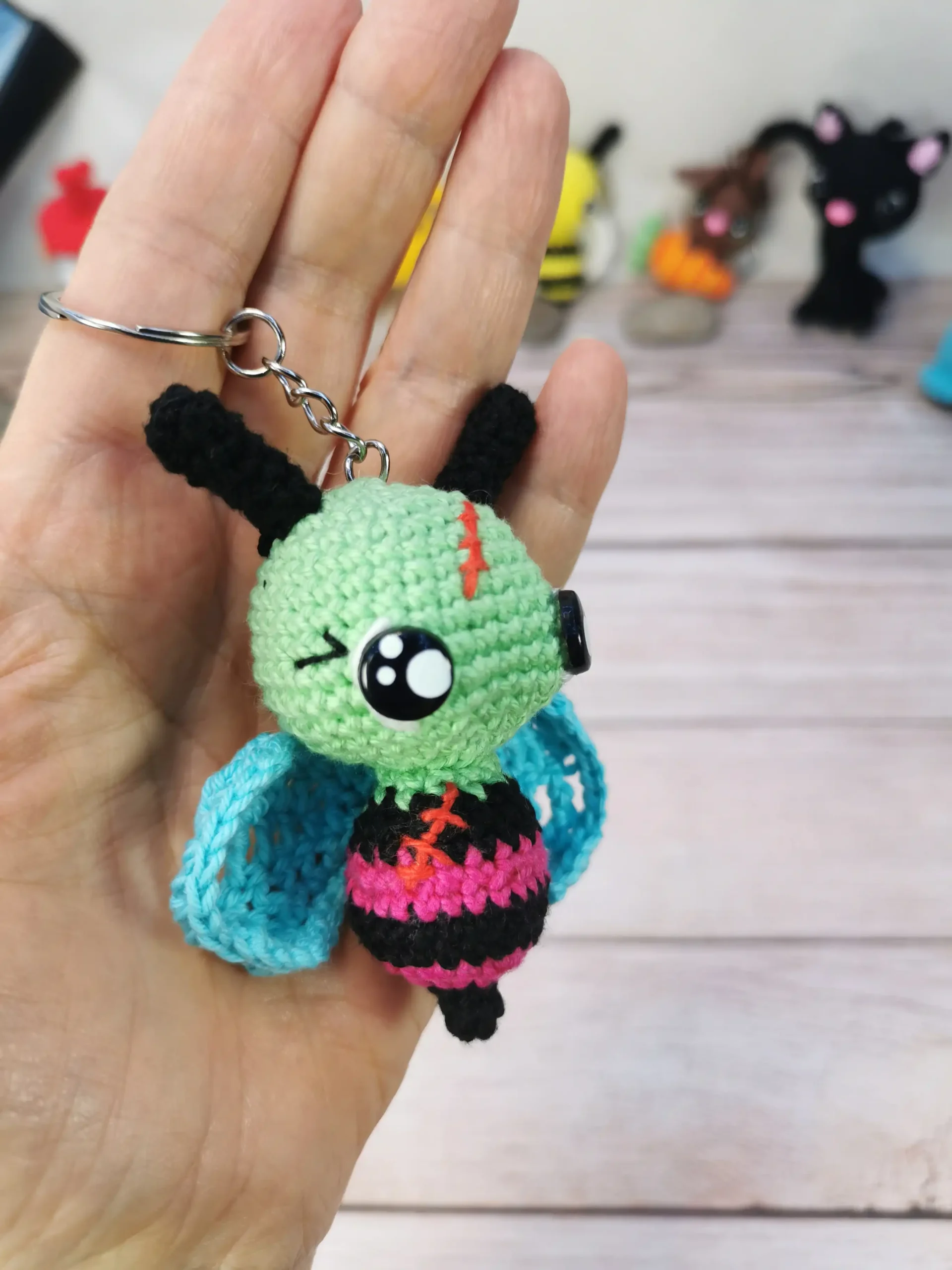 Abeille porte-clef amigurumi fait main au crochet par La Mu's Heure