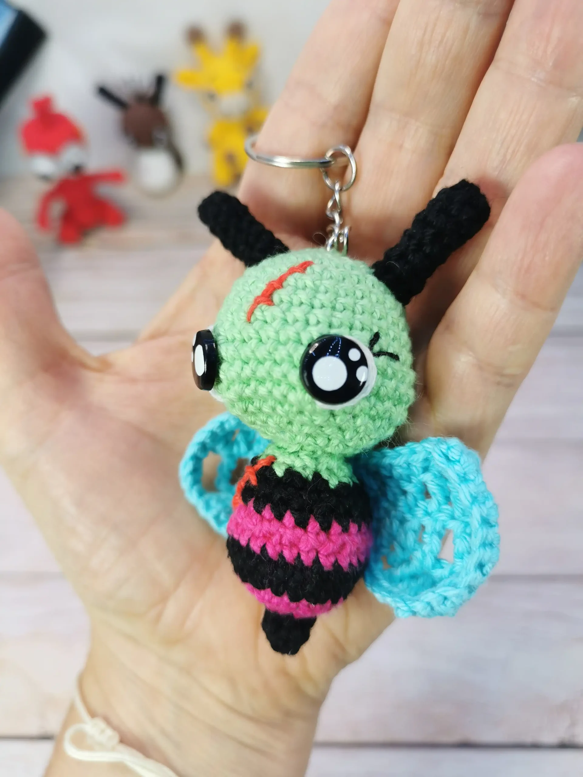 Abeille porte-clef amigurumi fait main au crochet par La Mu's Heure