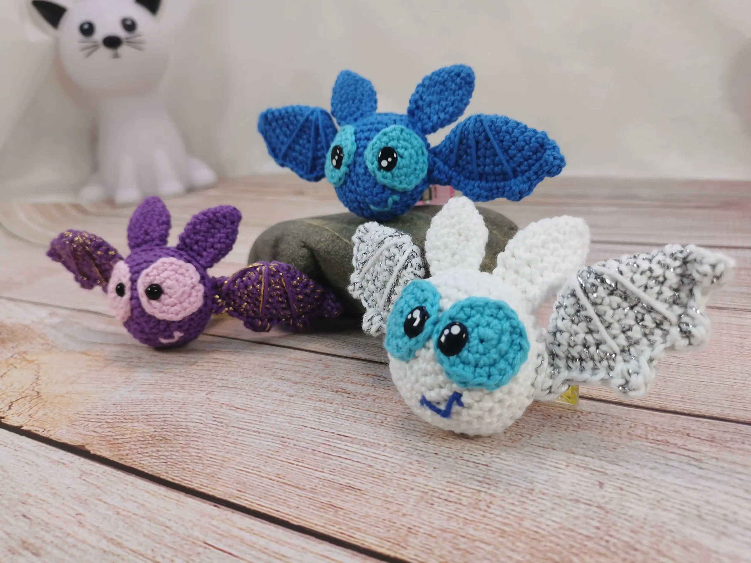 adorables décorations d'aération pour voiture en forme de chauve-souris, des amigurumis kawaii faits main au crochet dans notre atelier en Occitanie