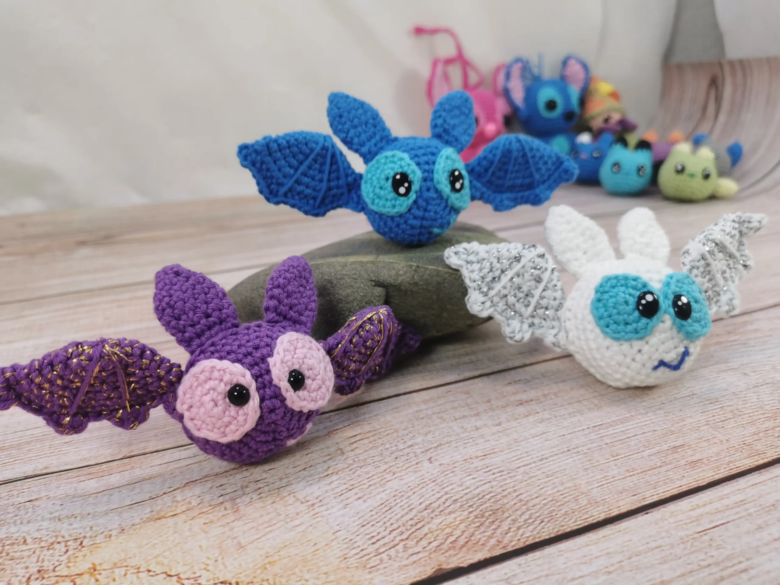 adorables décorations d'aération pour voiture en forme de chauve-souris, des amigurumis kawaii faits main au crochet dans notre atelier en Occitanie
