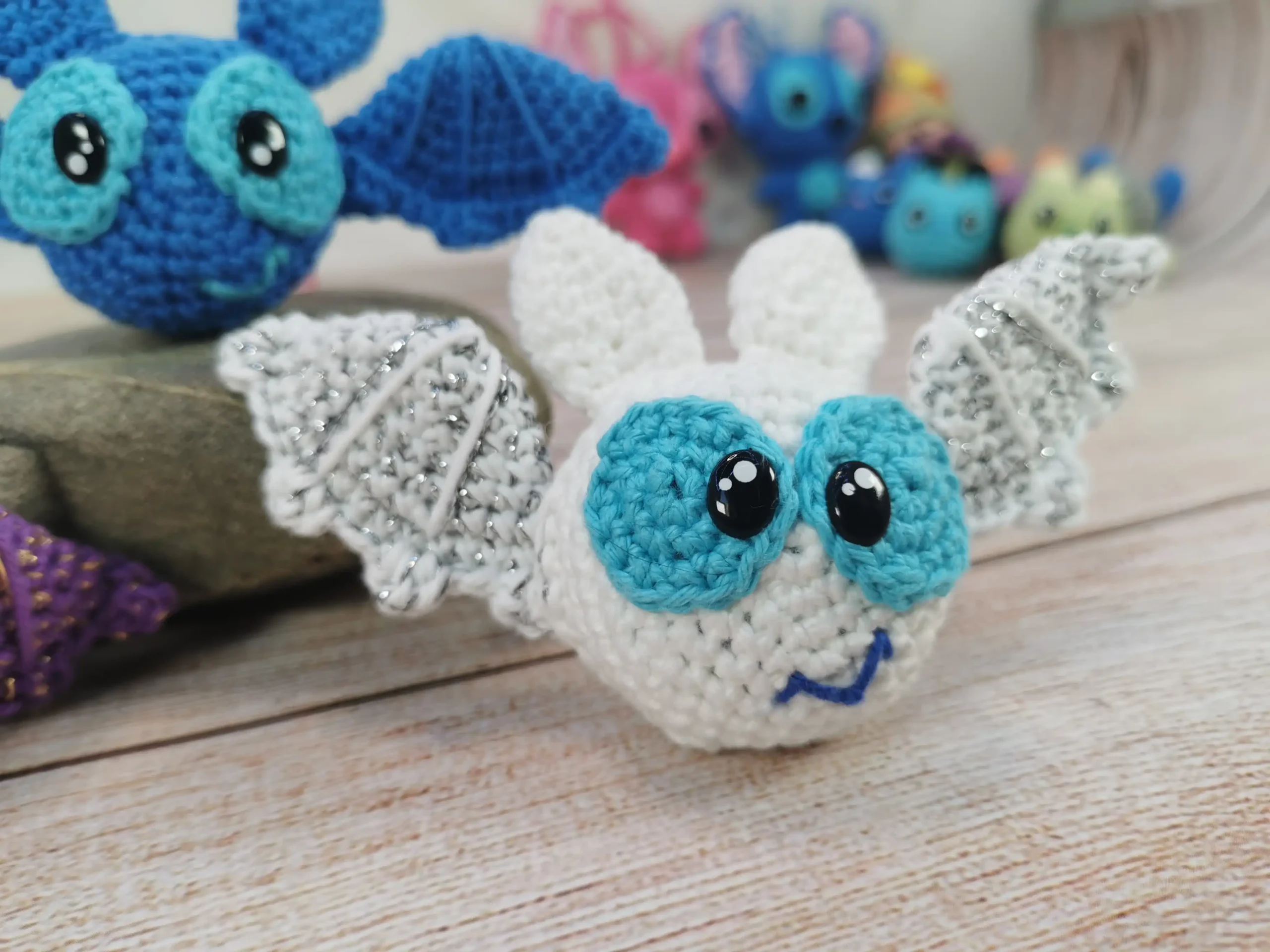 adorables décorations d'aération pour voiture en forme de chauve-souris, des amigurumis kawaii faits main au crochet dans notre atelier en Occitanie
