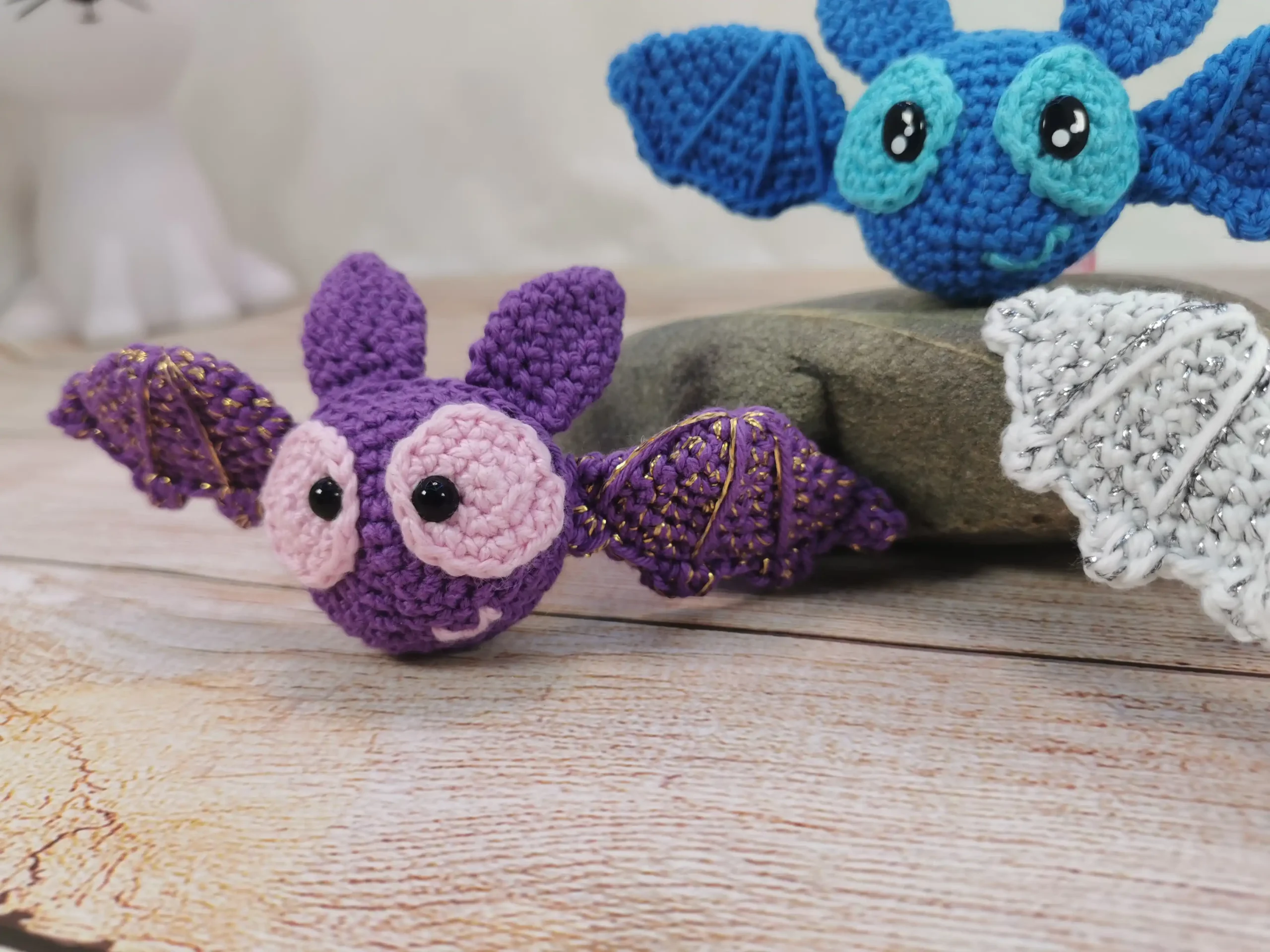 adorables décorations d'aération pour voiture en forme de chauve-souris, des amigurumis kawaii faits main au crochet dans notre atelier en Occitanie
