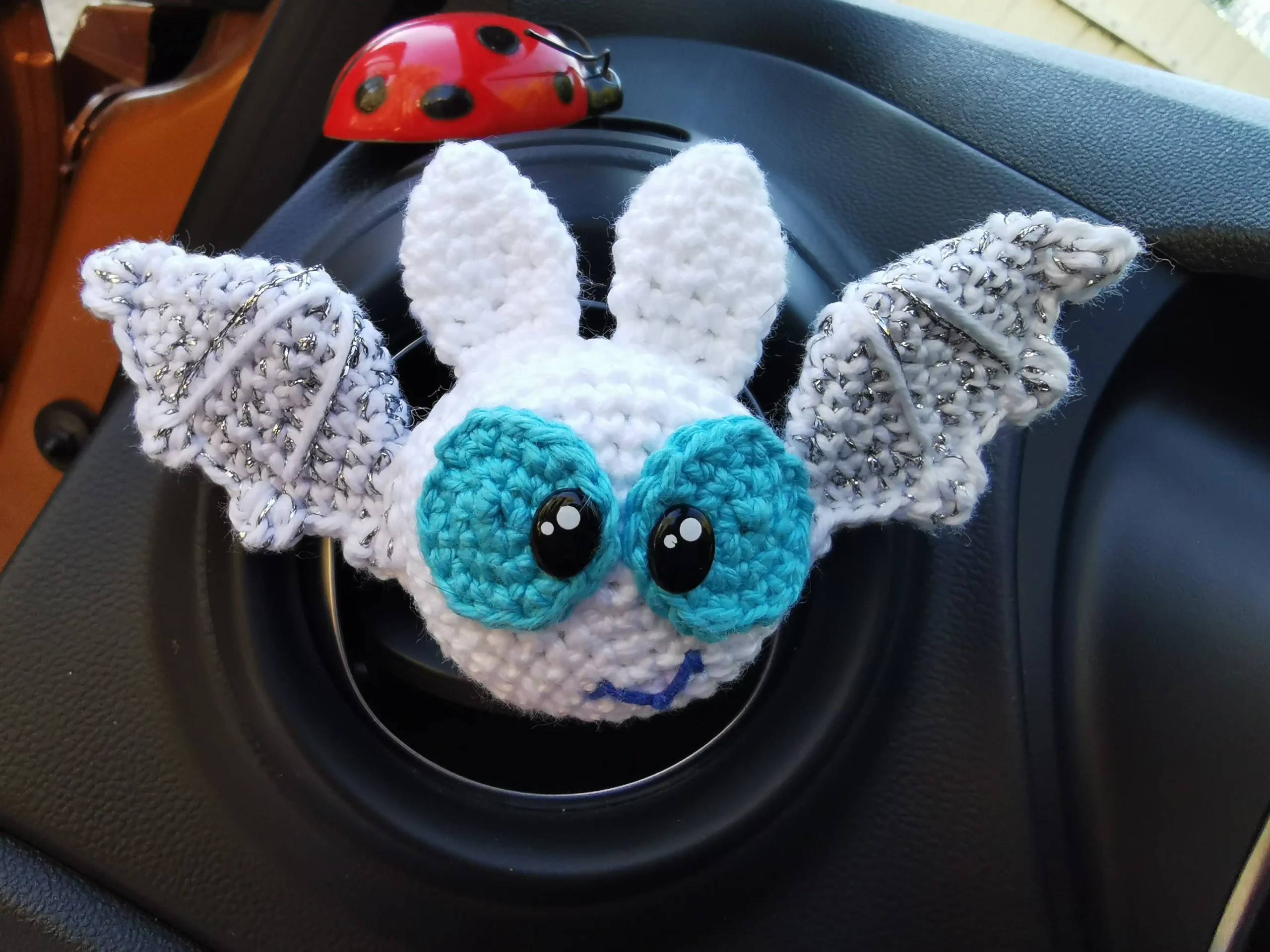 adorables décorations d'aération pour voiture en forme de chauve-souris, des amigurumis kawaii faits main au crochet dans notre atelier en Occitanie