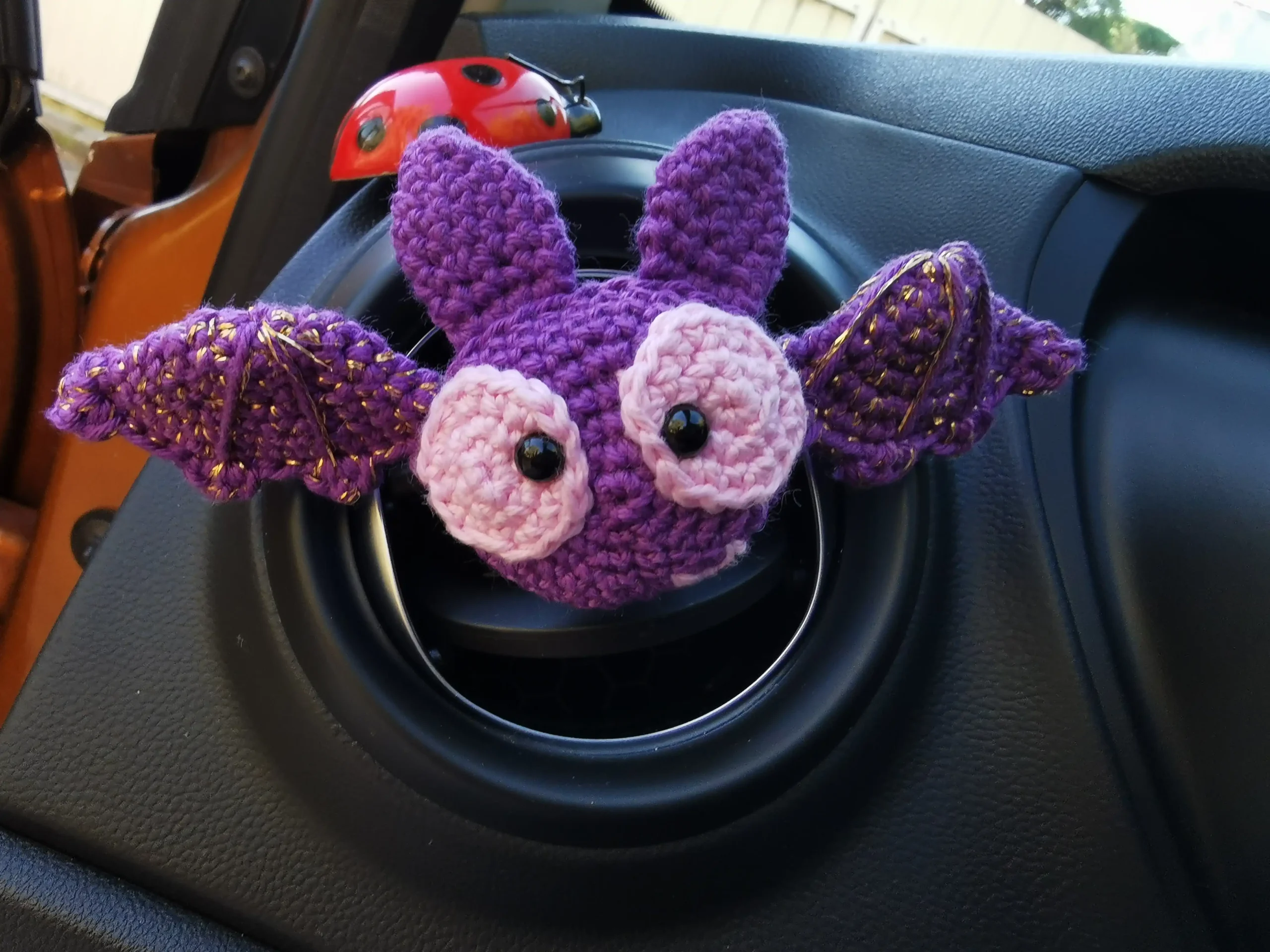adorables décorations d'aération pour voiture en forme de chauve-souris, des amigurumis kawaii faits main au crochet dans notre atelier en Occitanie