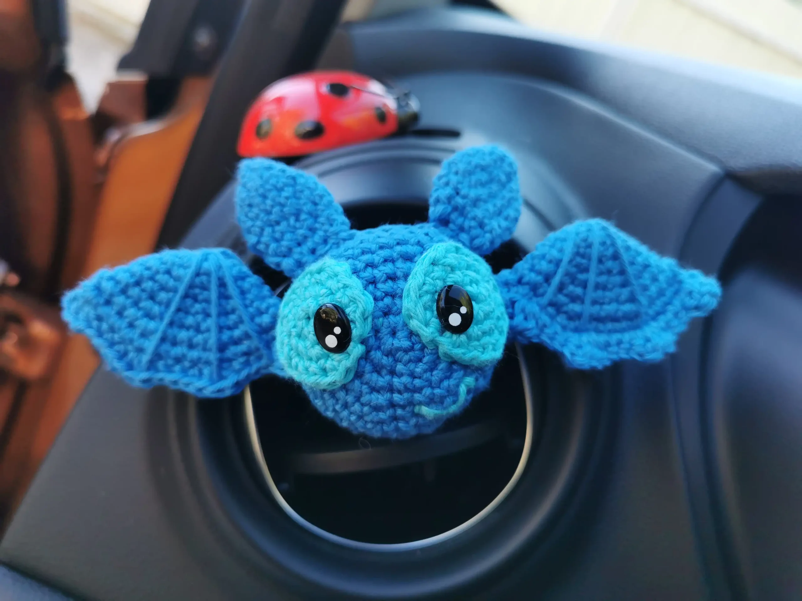 adorables décorations d'aération pour voiture en forme de chauve-souris, des amigurumis kawaii faits main au crochet dans notre atelier en Occitanie