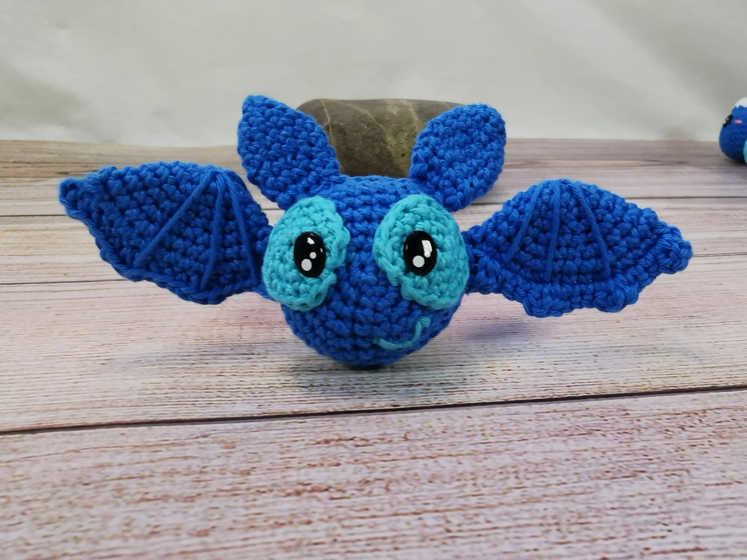 adorables décorations d'aération pour voiture en forme de chauve-souris, des amigurumis kawaii faits main au crochet dans notre atelier en Occitanie