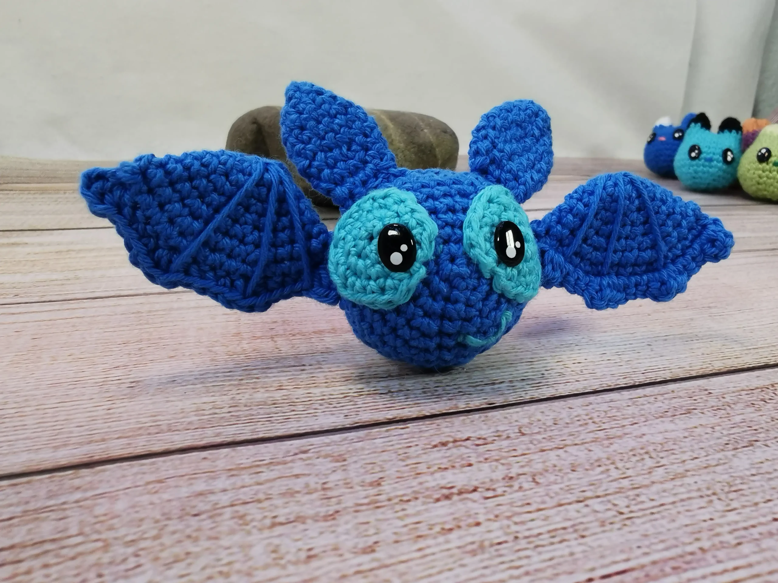 adorables décorations d'aération pour voiture en forme de chauve-souris, des amigurumis kawaii faits main au crochet dans notre atelier en Occitanie
