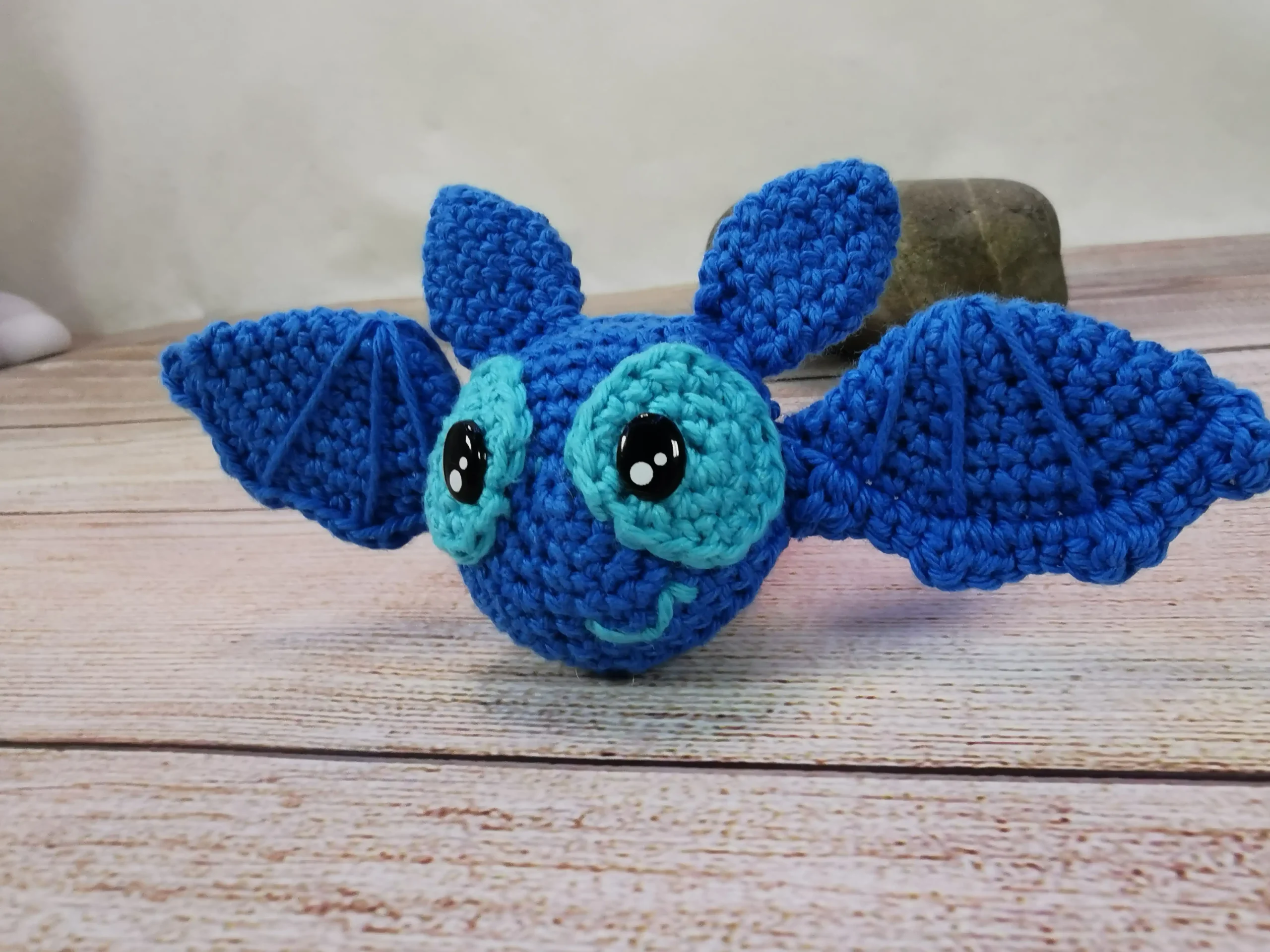adorables décorations d'aération pour voiture en forme de chauve-souris, des amigurumis kawaii faits main au crochet dans notre atelier en Occitanie