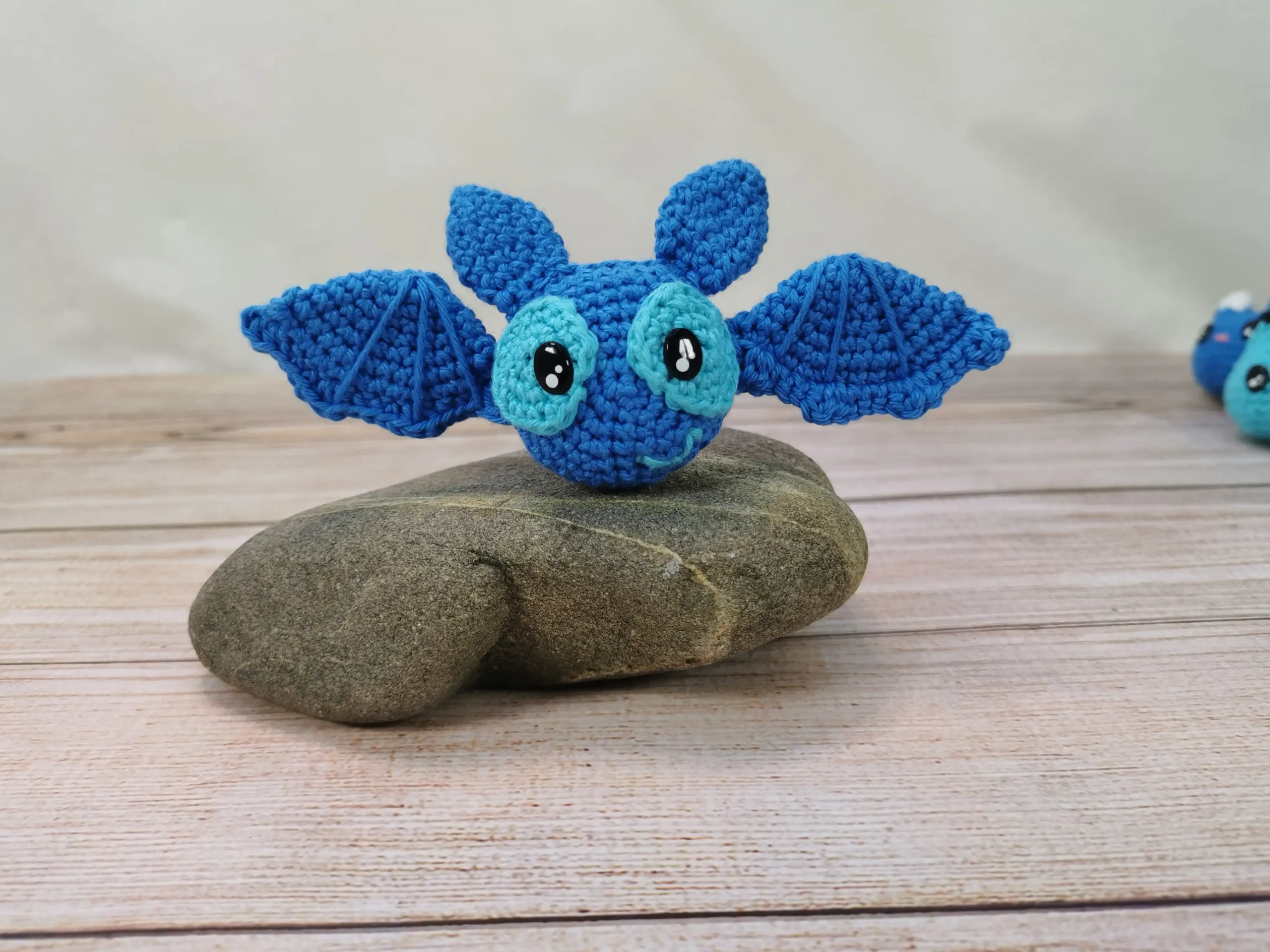 adorables décorations d'aération pour voiture en forme de chauve-souris, des amigurumis kawaii faits main au crochet dans notre atelier en Occitanie