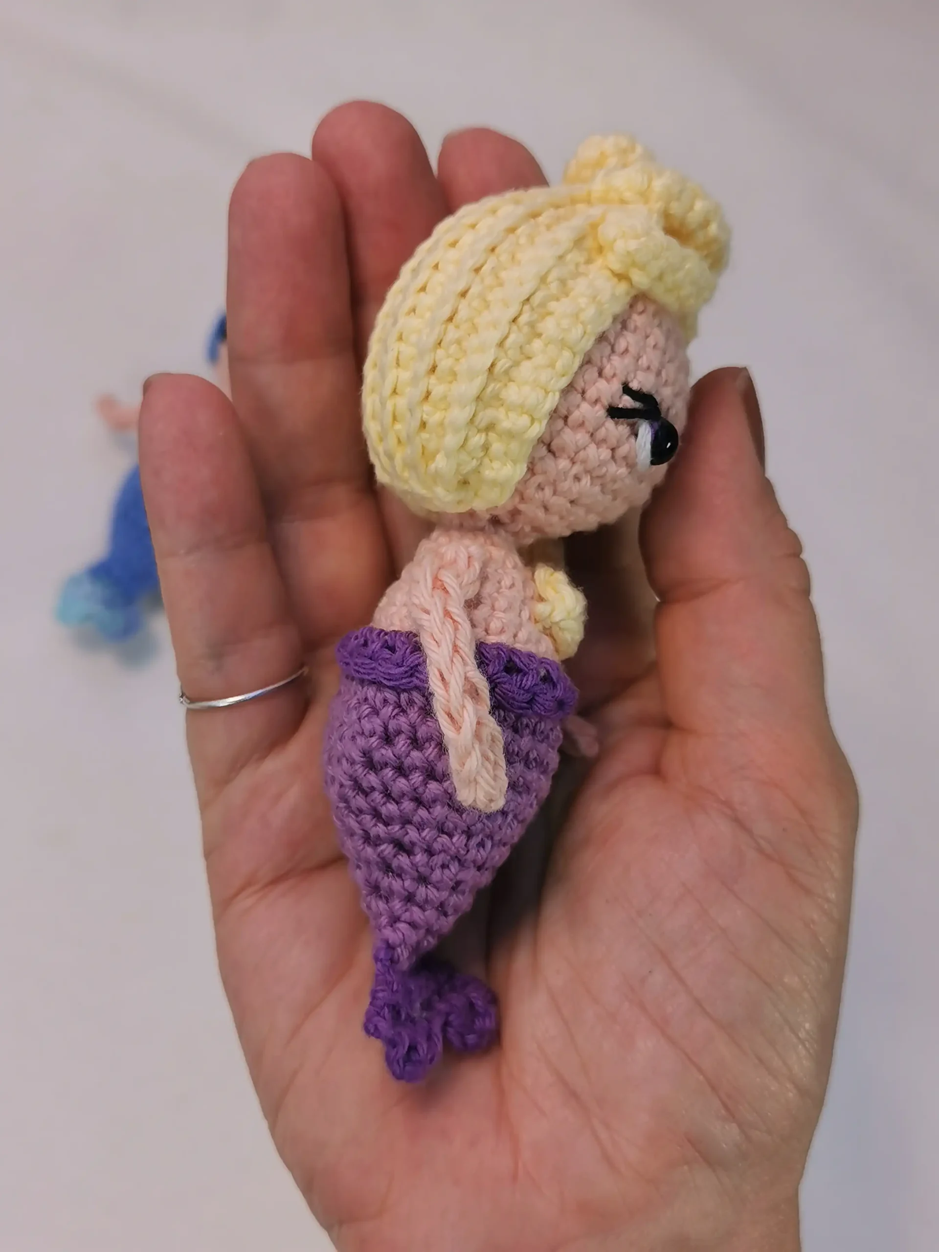 Bébé sirène amigurumi fait main au crochet par La Mu's heure