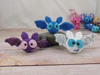 adorables décorations d'aération pour voiture en forme de chauve-souris, des amigurumis kawaii faits main au crochet dans notre atelier en Occitanie