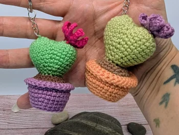 Cactus Cœur amigurumi fait main au crochet par La Mu's heure