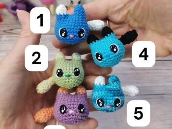 adorables décorations d'aération pour voiture en forme de chat, des amigurumis kawaii faits main au crochet dans notre atelier en Occitanie.
