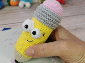 crayon mignon amigurumi fait main au crochet par La Mu's Heure