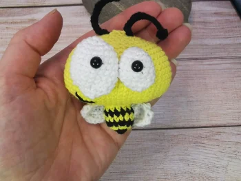 Crazy bee l'abeille, est un adorable amigurumi kawaii fait main au crochet par La Mu's Heure