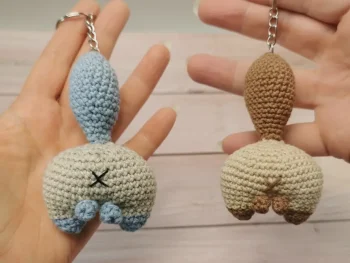 Un porte-clés hilarant et unique pour les fans de chats et d’humour décalé. Fait main au crochet par La Mu's heure