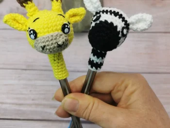 Embout de stylo amigurumi fait main au crochet par La Mu's Heure