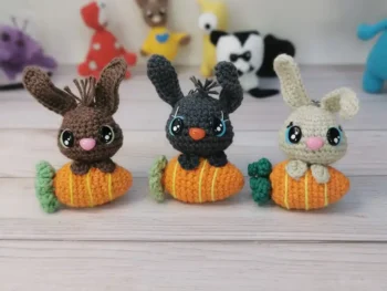 porte clé lapin et sa carotte fait main au crochet par La Mu's heure