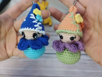 Lucky, le lutin porte-bonheur, amigurumi kawaii fait main au crochet.