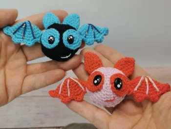 magnet chauve-souris amigurumi fait main au crochet par La Mu's heure