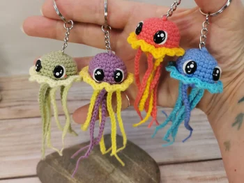 Méduse porte-clé verte, bleu, orange et violet fait au crochet par La Mu's Heure