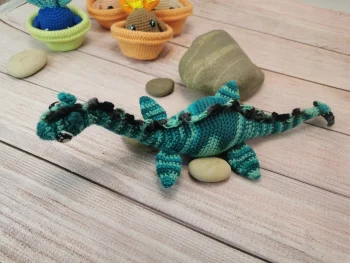 Nessie, le monstre du Loch Ness, devient une peluche amigurumi douce et attachante, parfaite pour les amateurs de légendes et de créations artisanales. fait main au crochet par La Mu's heure
