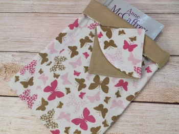 pochettes à livre et marque-pages de coin, confectionnés avec soin en tissu 100% coton. Dimensions pratiques, lavables en machine, ces accessoires ajoutent une touche de charme à votre lecture
