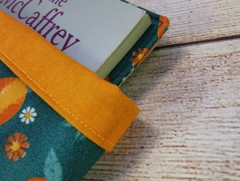 pochettes à livre et marque-pages de coin, confectionnés avec soin en tissu 100% coton. Dimensions pratiques, lavables en machine, ces accessoires ajoutent une touche de charme à votre lecture