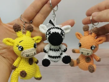 Zebre et girafe en porte-clés amigurumi kawaii, conçu à la main au crochet par La Mu's heure
