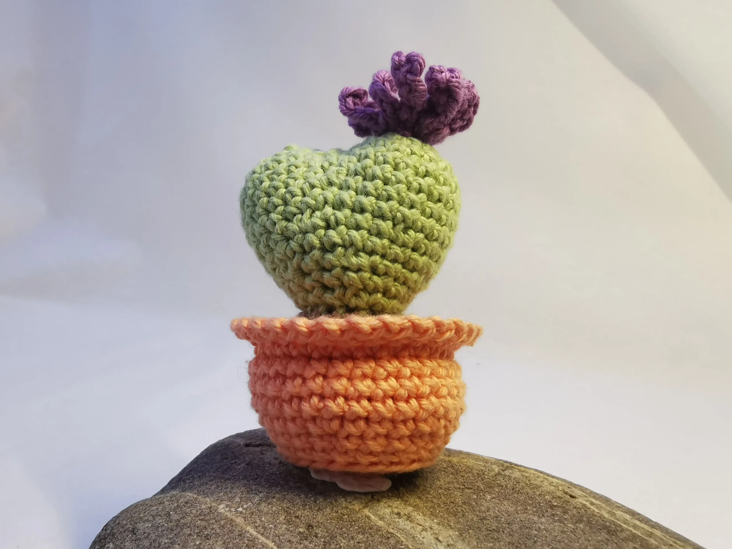 Cactus Cœur amigurumi fait main au crochet par La Mu's heure